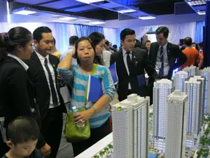 Khách hàng tìm hiểu thông tin các dự án của Novaland.