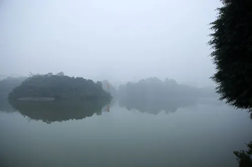 Hồ Gươm mờ ảo sương mù. Các phương tiên giao thông trên đường Tràng Tiền phải bật đèn. Hồ Gươm mờ ảo sương mù. Các phương tiên giao thông trên đường Tràng Tiền phải bật đèn.