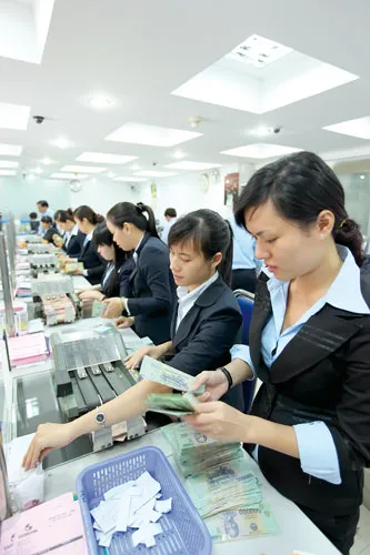 Trong bối cảnh thị trường khó khăn, các NH thận trọng trong việc tăng trưởng tín dụng. Ảnh: LÃ ANH Trong bối cảnh thị trường khó khăn, các NH thận trọng trong việc tăng trưởng tín dụng. Ảnh: LÃ ANH