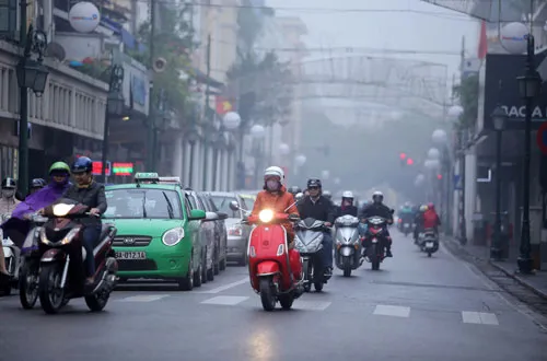 Các phương tiên giao thông trên đường Tràng Tiền phải bật đèn. Các phương tiên giao thông trên đường Tràng Tiền phải bật đèn.