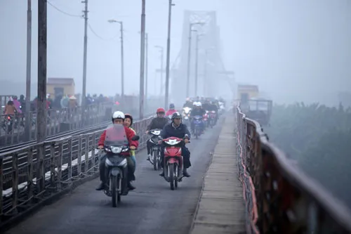 Cầu Long Biên cũng được phủ lớp sương mù dày đặc. Cầu Long Biên cũng được phủ lớp sương mù dày đặc.