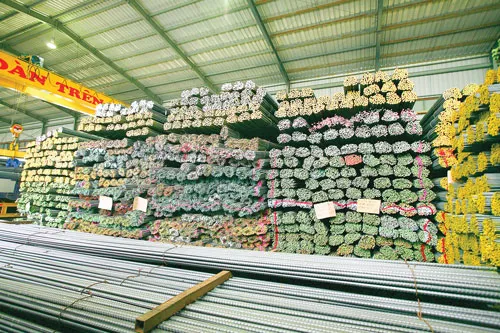 Các doanh nghiệp thép muốn tồn tại phải tính đến bài toán thị phần. Ảnh: LONG THANH