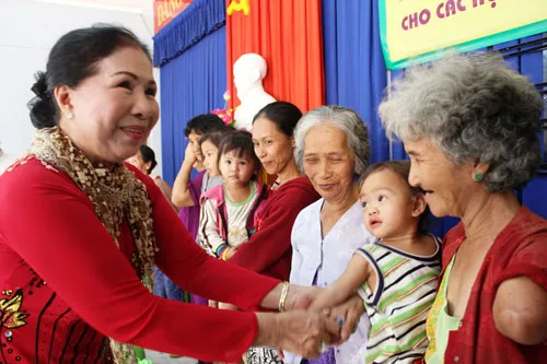 Bà Nguyễn Thị Lấn, tặng quà cho bà con nghèo.