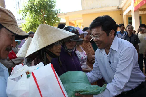 Đại diện nhà tài trợ tặng quà tết cho bà con.