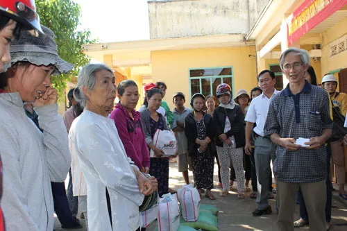 Người nghèo xã Bàu Hàm 2 vui mừng trước những món quà đầy ý nghĩa.