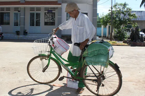 Một người dân nhận quà Tết.