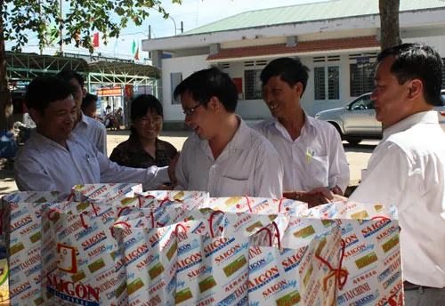 Chuẩn bị các phần quà tết.