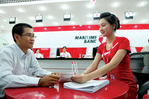 Trong bối cảnh nguồn vốn khó khăn, nhiều ngân hàng tư vấn khách hàng cẩn trọng trước khi vay vốn. Ảnh: LÃ ANH Trong bối cảnh nguồn vốn khó khăn, nhiều ngân hàng tư vấn khách hàng cẩn trọng trước khi vay vốn. Ảnh: LÃ ANH