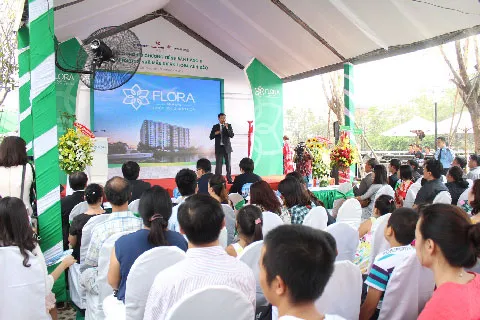 Đông đảo khách hàng tham gia lễ công bố chính sách bán hàng Flora Anh Đào. Dự án Flora Anh Đào đã hoàn tất phần móng và một số tiện ích cơ bản. Phối cảnh dự án về đêm.