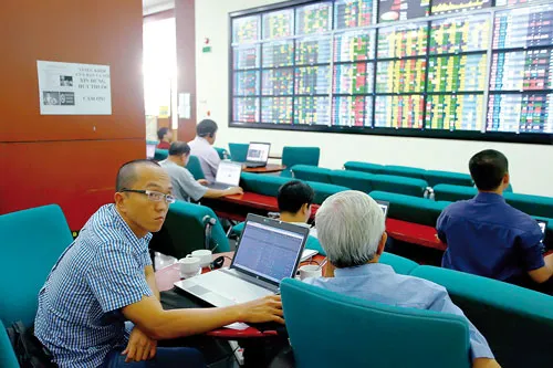 Thời điểm này NĐT nên tính đến đầu tư trong dài hạn. Ảnh: LÃ ANH