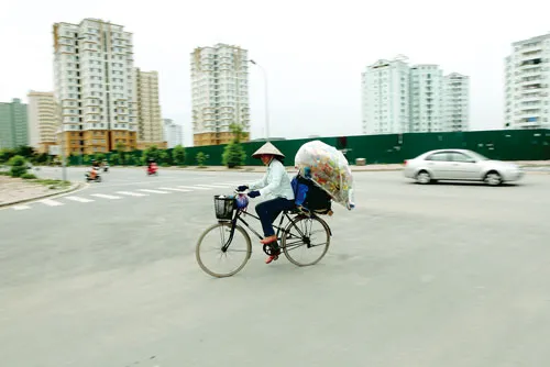 Khi những khu đô thị mới càng phát triển, người dân thu nhập thấp cũng chen vào để mưu sinh. Ảnh: LÃ ANH
