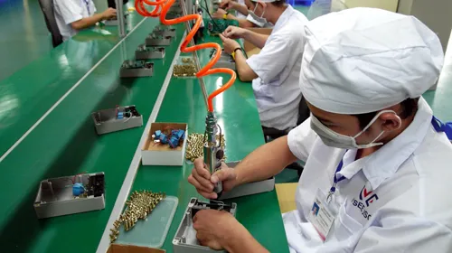 Sản xuất điện kế điện tử tại CTCP thiết bị điện Vinasino ở KCN Long Hậu, tỉnh Long An. Ảnh: Tuổi trẻ