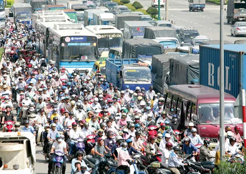 Thi công ì ạch khiến ùn tắc trên XLHN ngày càng nghiêm trọng. Ảnh: L.Anh