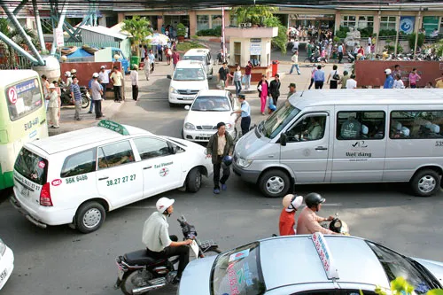 Giao thông lộn xộn trước cổng Bệnh viện Phụ sản Từ Dũ. Ảnh: LÃ ANH