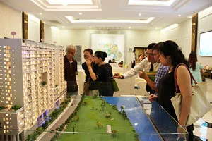 Khách hàng xem mô hình dự án căn hộ Scenic Valley.