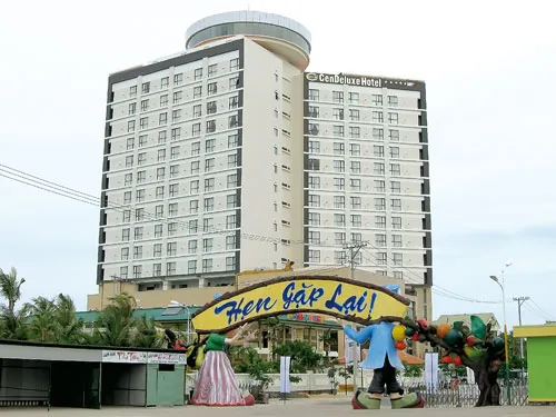 Khách sạn 5 sao CenDeluxe của CTCP Thuận Thảo được đầu tư rất bề thế tại Phú Yên, nhưng hiệu quả mang lại không như kỳ vọng. Khách sạn 5 sao CenDeluxe của CTCP Thuận Thảo được đầu tư rất bề thế tại Phú Yên, nhưng hiệu quả mang lại không như kỳ vọng.