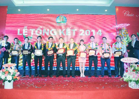 Nhân viên Kim Oanh được Ban lãnh đạo Công ty tặng thưởng.