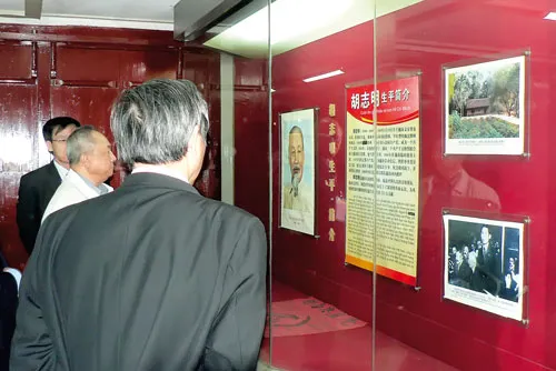 Khách tham quan các hiện vật ở Khu di tích nơi ở cũ của Chủ tịch Hồ Chí Minh tại Liễu Châu.