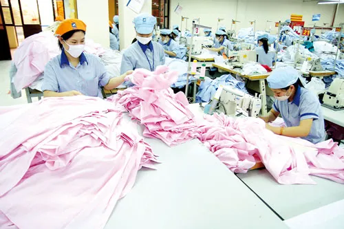 Ngành dệt may TPHCM cần sớm chuyển sang thiết kế mẫu mã, thời trang. Ảnh: LÃ ANH