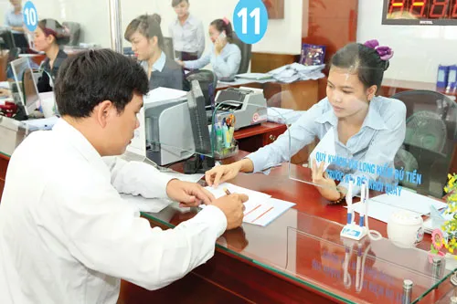 Giao dịch tại MB. Ảnh: L. THANH