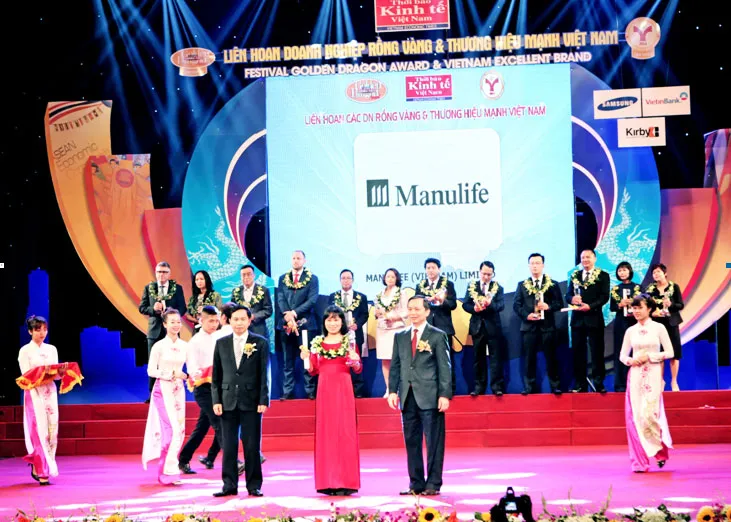Bà Trịnh Bích Ngọc - Giám đốc Chi nhánh Miền Bắc của Manulife Việt Nam đại diện Công ty nhận Giải thưởng Rồng Vàng 2014. Bà Trịnh Bích Ngọc - Giám đốc Chi nhánh Miền Bắc của Manulife Việt Nam đại diện Công ty nhận Giải thưởng Rồng Vàng 2014.