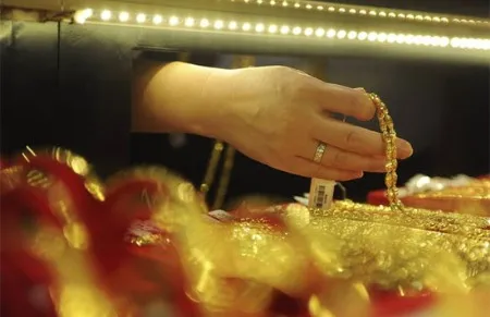 Có vẻ như các NHTM đã đoán biết NHNN sẽ đưa giá vàng trong nước sát với giá thế giới và cho phép họ có thể bán vàng, nên tranh thủ huy động vàng để bán ra - Ảnh: Reuters