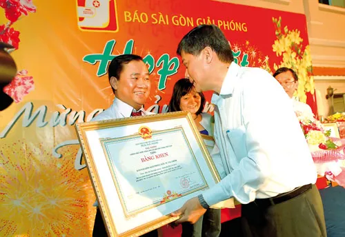 Đồng chí Nguyễn Văn Đua, Phó Bí thư Thường trực Thành ủy TPHCM, phát biểu tại Lễ phát động cuộc thi viết Phóng sự - Ký sự "Doanh nhân - Bản lĩnh và cống hiến". Đồng chí Nguyễn Văn Đua, trao bằng khen của Thủ tướng Chính phủ cho ông Trần Thanh Hải, Thư ký Tòa soạn, đại diện báo ĐTTC. Đồng chí Nguyễn Thị Thu Hà, Ủy viên Trung ương Đảng, Phó Bí thư Thành ủy (bìa trái) và đồng chí Thân Thị Thư, Ủy viên Ban Thường vụ, Trưởng ban Tuyên giáo Thành ủy TPHCM (bìa phải) trao Huân chương Lao động hạng Ba cho ĐTTC. Đồng chí Nguyễn Thị Hồng, Ủy viên Ban Thường vụ, Phó Chủ tịch UBND TPHCM, cùng Ban Tổ chức chứng kiến lễ Agribank ủng hộ 30 tỷ đồng thực hiện các chương trình an sinh xã hội. Đồng chí Thân Thị Thư, Ủy viên Ban Thường vụ, Trưởng ban Tuyên giáo Thành ủy TPHCM, phát biểu tại Lễ tổng kết cuộc thi viết Phóng sự - Ký sự "Doanh nhân - Bản lĩnh và cống hiến". Đồng chí Thân Thị Thư trao Huân chương Lao động hạng Ba cho ông Lê Tiền Tuyến, Phó Tổng Biên tập, Tổng TKTS báo SGGP. Lãnh đạo TPHCM và Ban Biên tập báo SGGP bấm nút chính thức khai trương Trang tin điện tử ĐTTC. Giao lưu với các doanh nghiệp đoạt giải trong cuộc thi viết Phóng sự - Ký sự "Doanh nhân - Bản lĩnh và cống hiến". Lễ trao học bổng cho học sinh, sinh viên các trường trên địa bàn tỉnh Bình Định từ Quỹ học bổng của ĐTTC.