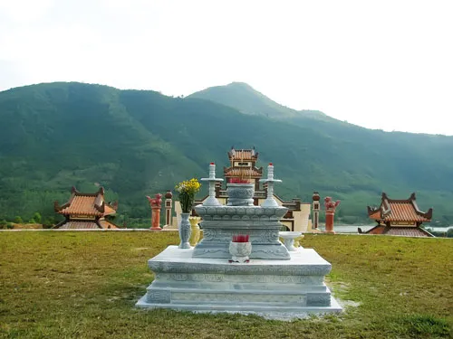 Đường lên Đàn Tế trời trên đỉnh núi Ấn. Tượng Hoàng đế Nguyễn Huệ tại Bảo tàng Quang Trung (Bình Định). Cây me cổ thụ 300 năm của gia đình anh em nhà Tây Sơn. Đàn tế trên đỉnh núi Ấn. Tháp Bảo Thiên - một hạng mục công trình của Đàn Tế trời. Binh khí Nghĩa quân tại Bảo tàng Tây Sơn. Khách thập phương múc nước giếng gia đình nhà Tây Sơn. Điện thờ 3 anh em Nguyễn Nhạc, Nguyễn Huệ, Nguyễn Lữ.