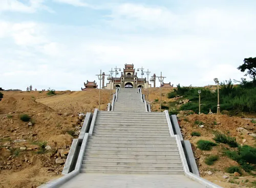 Đường lên Đàn Tế trời trên đỉnh núi Ấn. Tượng Hoàng đế Nguyễn Huệ tại Bảo tàng Quang Trung (Bình Định). Cây me cổ thụ 300 năm của gia đình anh em nhà Tây Sơn. Đàn tế trên đỉnh núi Ấn. Tháp Bảo Thiên - một hạng mục công trình của Đàn Tế trời. Binh khí Nghĩa quân tại Bảo tàng Tây Sơn. Khách thập phương múc nước giếng gia đình nhà Tây Sơn. Điện thờ 3 anh em Nguyễn Nhạc, Nguyễn Huệ, Nguyễn Lữ.