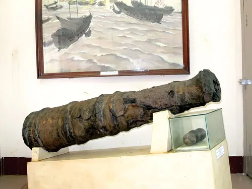 Đường lên Đàn Tế trời trên đỉnh núi Ấn. Tượng Hoàng đế Nguyễn Huệ tại Bảo tàng Quang Trung (Bình Định). Cây me cổ thụ 300 năm của gia đình anh em nhà Tây Sơn. Đàn tế trên đỉnh núi Ấn. Tháp Bảo Thiên - một hạng mục công trình của Đàn Tế trời. Binh khí Nghĩa quân tại Bảo tàng Tây Sơn. Khách thập phương múc nước giếng gia đình nhà Tây Sơn. Điện thờ 3 anh em Nguyễn Nhạc, Nguyễn Huệ, Nguyễn Lữ.