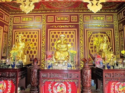 Đường lên Đàn Tế trời trên đỉnh núi Ấn. Tượng Hoàng đế Nguyễn Huệ tại Bảo tàng Quang Trung (Bình Định). Cây me cổ thụ 300 năm của gia đình anh em nhà Tây Sơn. Đàn tế trên đỉnh núi Ấn. Tháp Bảo Thiên - một hạng mục công trình của Đàn Tế trời. Binh khí Nghĩa quân tại Bảo tàng Tây Sơn. Khách thập phương múc nước giếng gia đình nhà Tây Sơn. Điện thờ 3 anh em Nguyễn Nhạc, Nguyễn Huệ, Nguyễn Lữ.