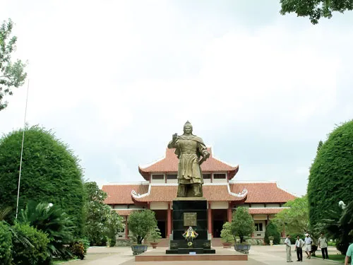 Đường lên Đàn Tế trời trên đỉnh núi Ấn. Tượng Hoàng đế Nguyễn Huệ tại Bảo tàng Quang Trung (Bình Định). Cây me cổ thụ 300 năm của gia đình anh em nhà Tây Sơn. Đàn tế trên đỉnh núi Ấn. Tháp Bảo Thiên - một hạng mục công trình của Đàn Tế trời. Binh khí Nghĩa quân tại Bảo tàng Tây Sơn. Khách thập phương múc nước giếng gia đình nhà Tây Sơn. Điện thờ 3 anh em Nguyễn Nhạc, Nguyễn Huệ, Nguyễn Lữ.