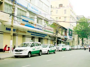 Để giảm chi phí nhiên liệu, nhiều tài xế không chạy lòng vòng đón khách mà chỉ găm xe một chỗ. Ảnh: THANH VY