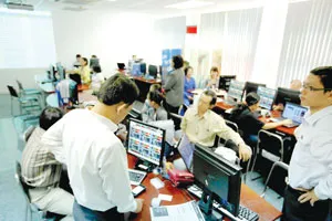 Nhiều NĐT đang tỏ ra khá sốt ruột trước các thông tin doanh nghiệp mua CP quỹ. Ảnh: LÃ ANH Nhiều NĐT đang tỏ ra khá sốt ruột trước các thông tin doanh nghiệp mua CP quỹ. Ảnh: LÃ ANH