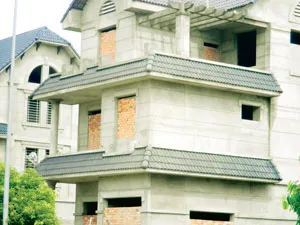 Nhiều biệt thự bỏ hoang đang xuống cấp, chủ nhà phải xây bít cửa để ngăn kẻ xấu. Ảnh: HOÀNG ANH Nhiều biệt thự bỏ hoang đang xuống cấp, chủ nhà phải xây bít cửa để ngăn kẻ xấu. Ảnh: HOÀNG ANH