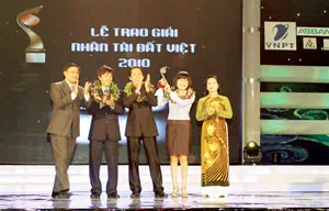 Nhóm Letgo24 nhận giải nhì cuộc thi Nhân tài đất Việt 2010.