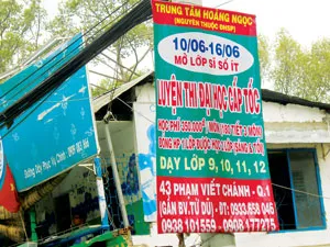 Chỉ còn 3 tuần nữa đến ngày thi, trung tâm luyện thi cấp tốc này vẫn rầm rộ chiêu sinh. Ảnh: Yên Lam