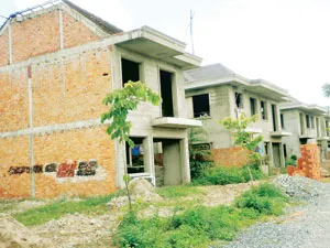 Nhiều biệt thự ở phường Tây Thạnh, quận Tân Phú đã xây thô từ nhiều năm nhưng chủ nhân không hoàn thiện, cứ bỏ hoang. Ảnh: TRÀ GIANG Nhiều biệt thự ở phường Tây Thạnh, quận Tân Phú đã xây thô từ nhiều năm nhưng chủ nhân không hoàn thiện, cứ bỏ hoang. Ảnh: TRÀ GIANG