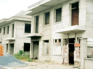 Nhiều nhà mới xây thô bị bỏ hoang, gây nhếch nhác bộ mặt đô thị, lãng phí tài sản xã hội. Ảnh: MINH TUẤN Nhiều nhà mới xây thô bị bỏ hoang, gây nhếch nhác bộ mặt đô thị, lãng phí tài sản xã hội. Ảnh: MINH TUẤN