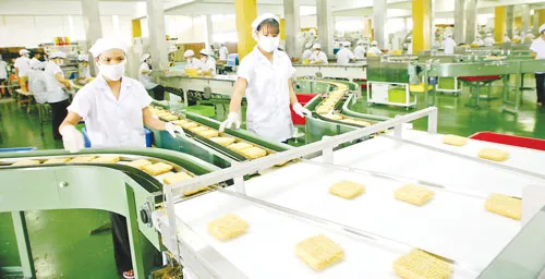 Các DNNVV đang chờ phương án miễn, giảm, giãn thuế được thông qua trong kỳ họp Quốc hội lần này. Ảnh: LÃ ANH