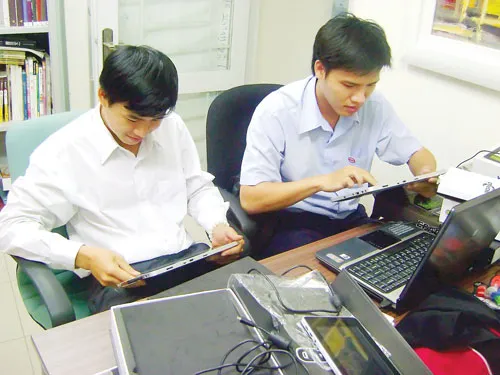 Kiểm tra máy tính bảng nhái trước khi giao cho khách tại một cửa hàng ở TPHCM. Ảnh: T.NGHỊ