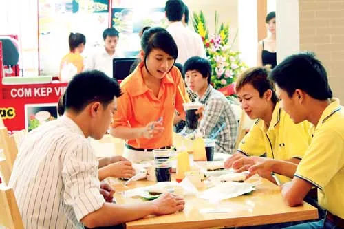 Món cơm kẹp được nhiều khách hàng lựa chọn cho bữa ăn trưa.