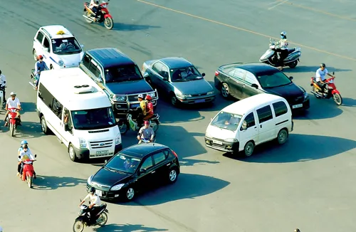 Giao thông hỗn loạn trên đường phố Hà Nội. Ảnh: LÃ ANH