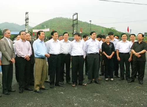 Ông Nguyễn Văn Thắng, Chủ tịch HĐQT CTCP Nhiệt điện An Khánh (thứ ba từ trái sang), báo cáo về dự án khai khoáng Núi Pháo với Chủ tịch nước Trương Tấn Sang (thứ tư từ trái sang).