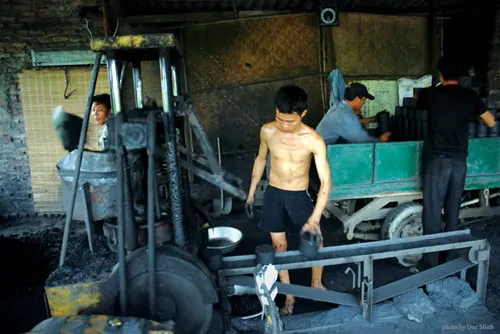 Than tổ ong được sản xuất thủ công, rất cực nhọc.