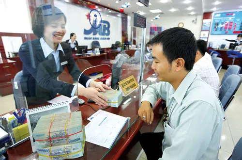 Dù được nới room tín dụng BĐS nhưng nhiều khách hàng vẫn ngại vay. Ảnh: LÃ ANH