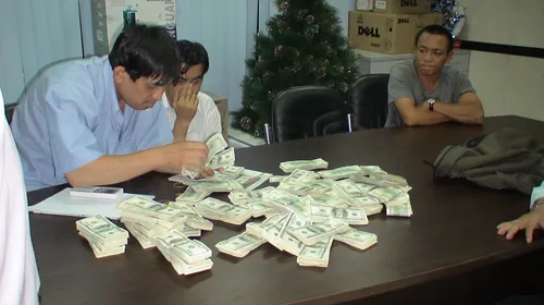 Số ngoại tệ bị cơ quan điều tra thu giữ - Ảnh: cơ quan điều tra cung cấp