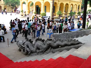 Khách du lịch thăm Hoàng thành Thăng Long.