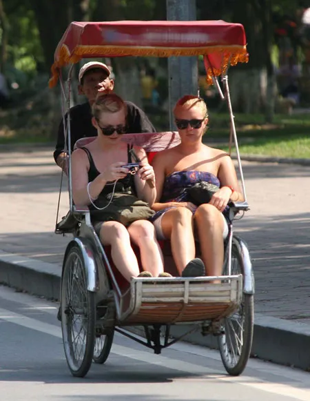 Có bao nhiêu khách nước ngoài tới nước ta thông qua công ty du lịch?