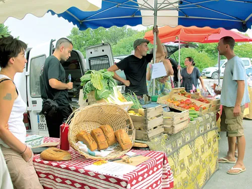 Một trang trại sản xuất nho, chế biến rượu vang ở Bordeaux. Chọn mua rượu sản xuất tại chỗ tại các hầm (cave) rượu nông thôn. Một góc đô thị nông thôn với nhà hàng, khách sạn, cửa hiệu mỹ phẩm dọc bờ kênh. Một trang trại năng lượng gió. Bác xà ích chuẩn bị ngựa đưa khách du lịch quanh làng. Ngôi nhà thơ mộng vùng nông thôn là nơi lý tưởng thị dân nghỉ ngơi dịp cuối tuần. Khách du lịch sinh thái ngày càng tăng mạnh tại các vùng quê. Nông dân bán các sản phẩm tự mình sản xuất.